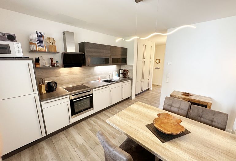 moderne Küchenzeile mit diversen Küchenutensilien