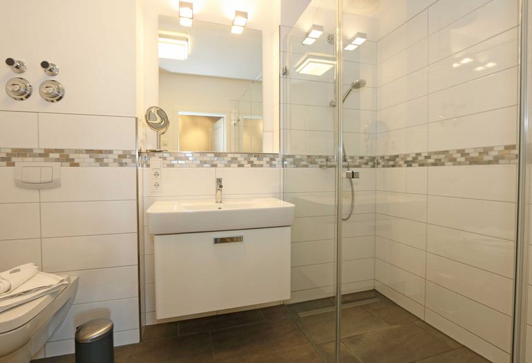Badezimmer mit Dusche