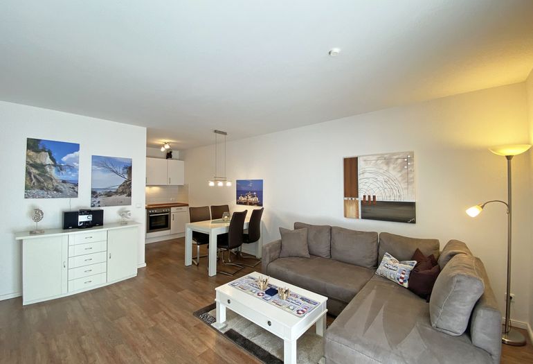 Wohnzimmer mit Couch und Esstisch