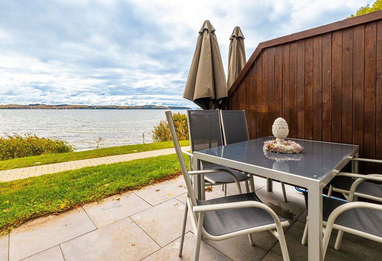 bestuhlte Terrasse mit Boddenblick