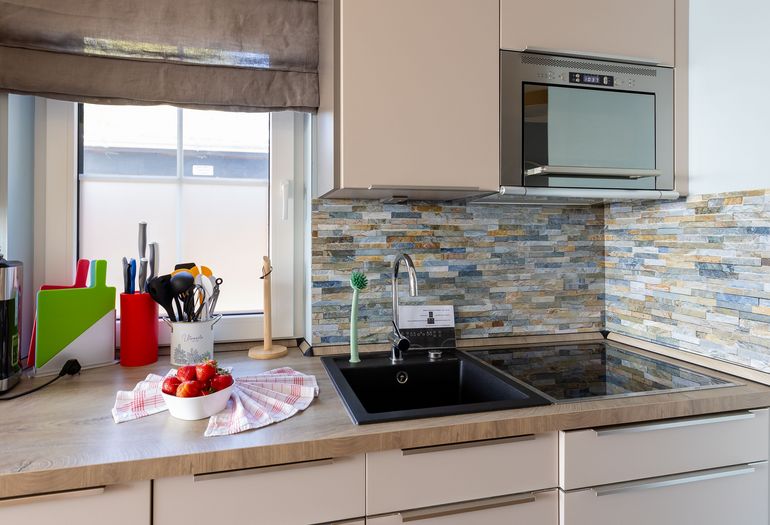 Küchenzeile mit Mikrowelle Küchenzeile mit Mikrowelle