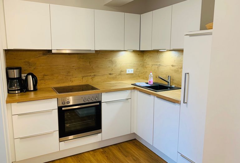 moderne Küchenzeile mit umfangreichem Kücheninventar moderne Küchenzeile mit umfangreichem Kücheninventar