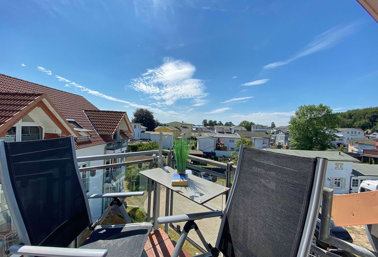 bestuhlter Balkon mit weitem Blick