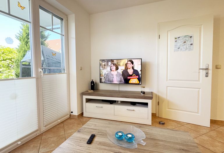 gemütliches Wohnzimmer mit LED-TV
