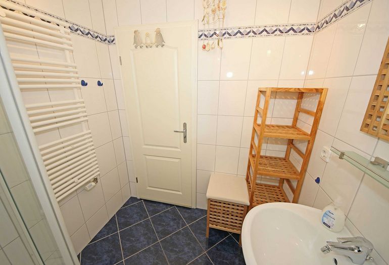 Badezimmer mit Waschbecken und WC Badezimmer mit Waschbecken und WC