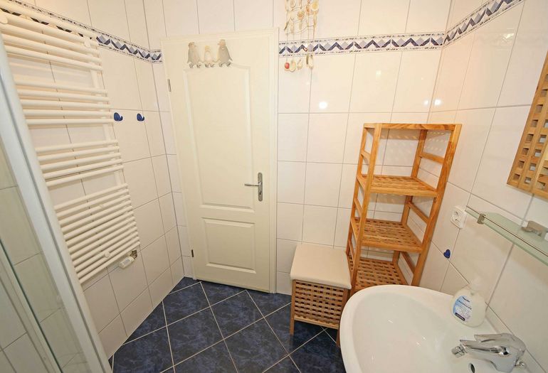 Badezimmer mit Waschbecken und WC