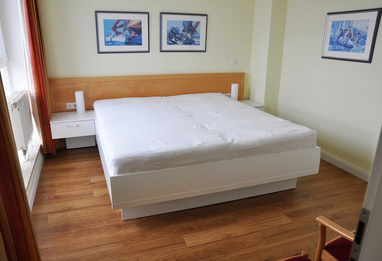 Schlafzimmer mit Doppelbett