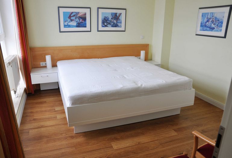 Schlafzimmer mit Doppelbett