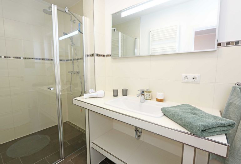 modernes Badezimmer mit Dusche