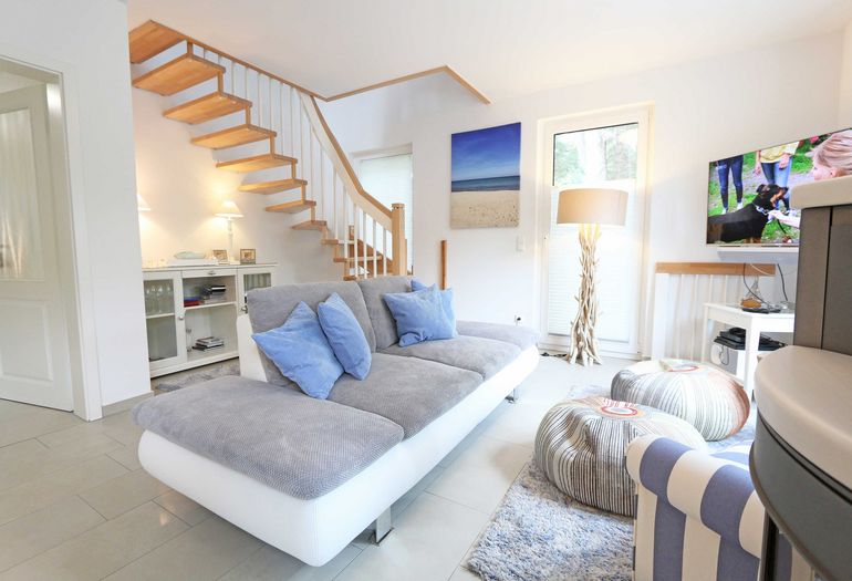 helles Wohnzimmer mit gemütlicher Couch helles Wohnzimmer mit gemütlicher Couch