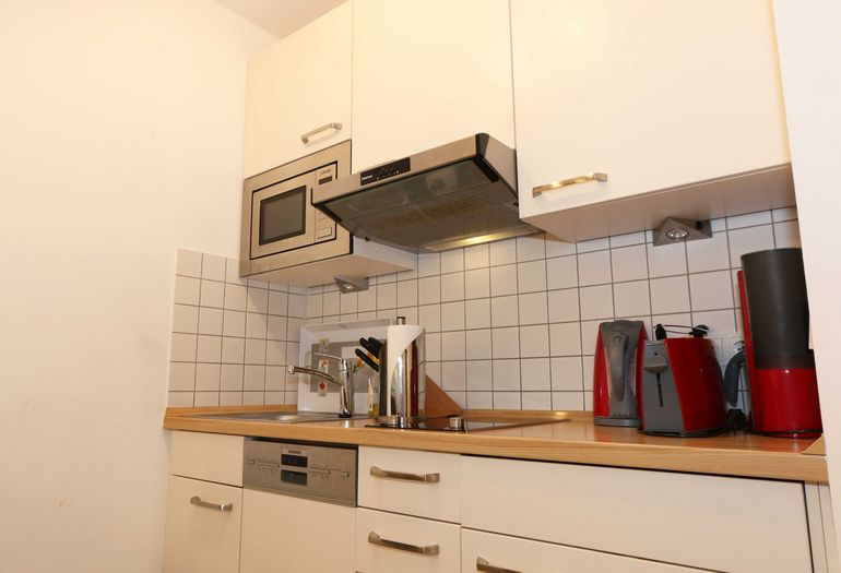 moderne Küchenzeile mit allem was benötigt wird