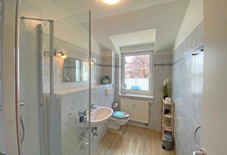 Badezimmer mit Dusche