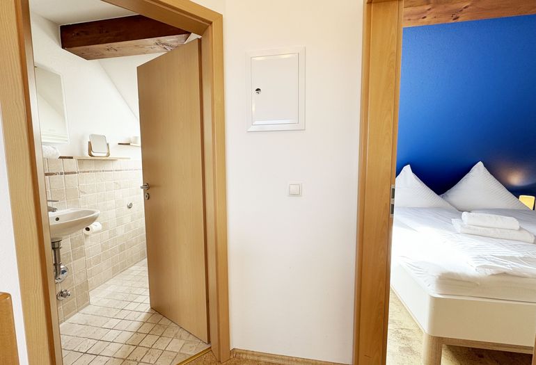 Flur mit Blick auf das Schlafzimmer und Badezimmer