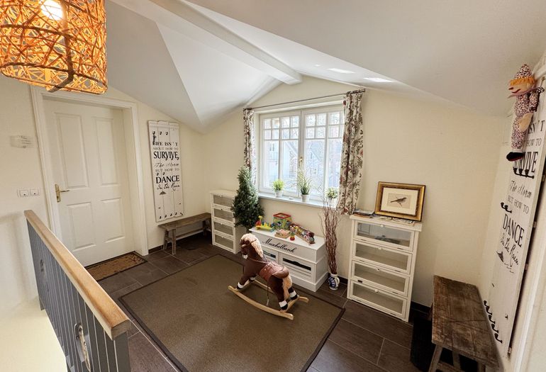 Flurbereich zu den oberen Wohnungen Flurbereich zu den oberen Wohnungen