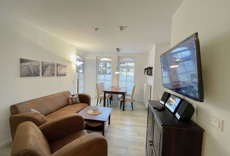 Wohnzimmer mit gemütlicher Couch