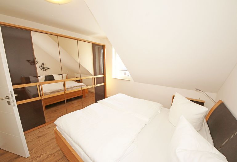 1. Schlafzimmer mit großem Kleiderschrank