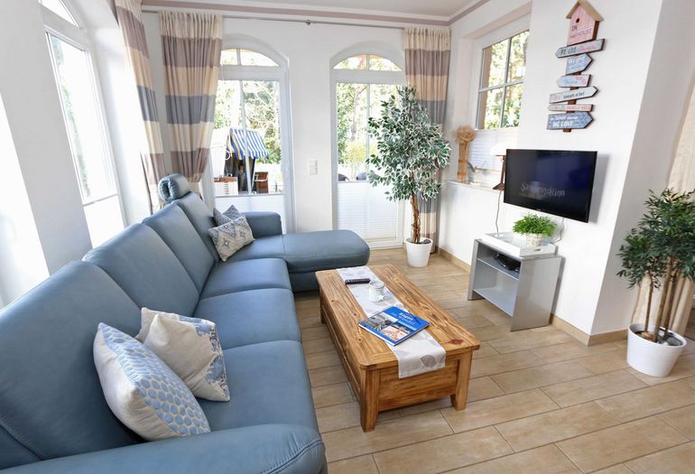 Wohnzimmer mit gemütlichem Sofa und TV Wohnzimmer mit gemütlichem Sofa und TV