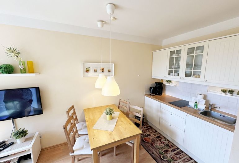 Küchenzeile mit angrenzenden Esstisch