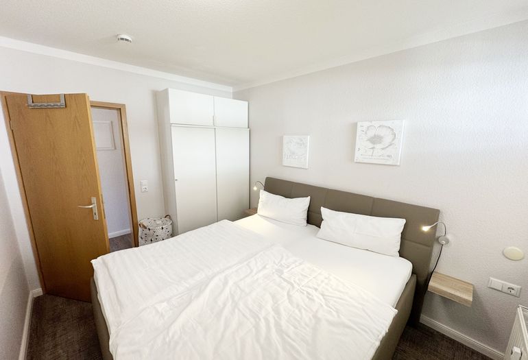 Schlafzimmer mit Polsterbett Kleiderschrank