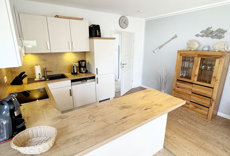 moderne Küchenzeile mit viel Ablageflächen moderne Küchenzeile mit viel Ablageflächen