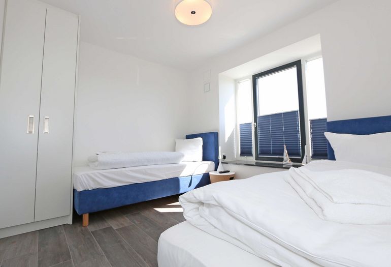 kleines Schlafzimmer mit Kleiderschrank