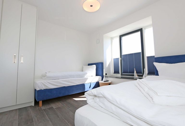 kleines Schlafzimmer mit Kleiderschrank