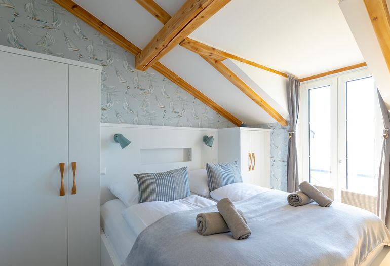 2. Schlafzimmer mit bodentiefen Fenstern