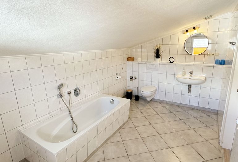 Badezimmer mit Waschplatz und WC