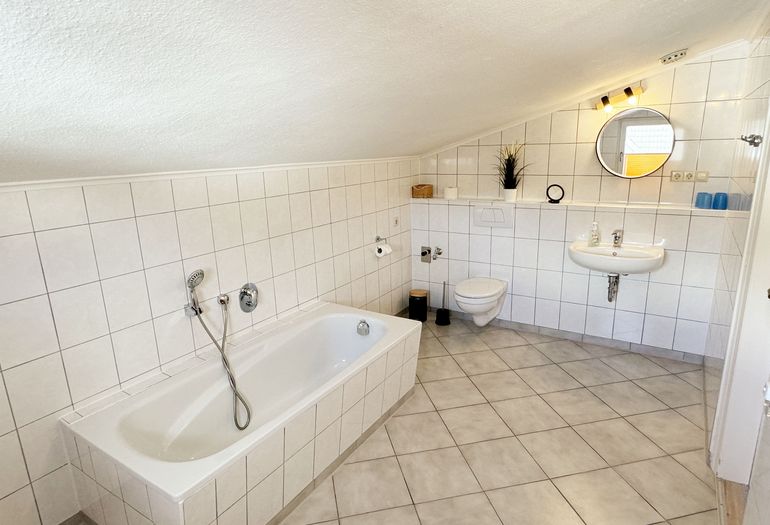Badezimmer mit Waschplatz und WC Badezimmer mit Waschplatz und WC