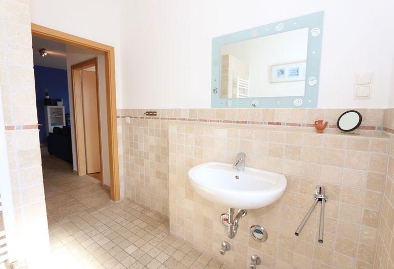 gefliestes Badezimmer mit Waschplatz gefliestes Badezimmer mit Waschplatz