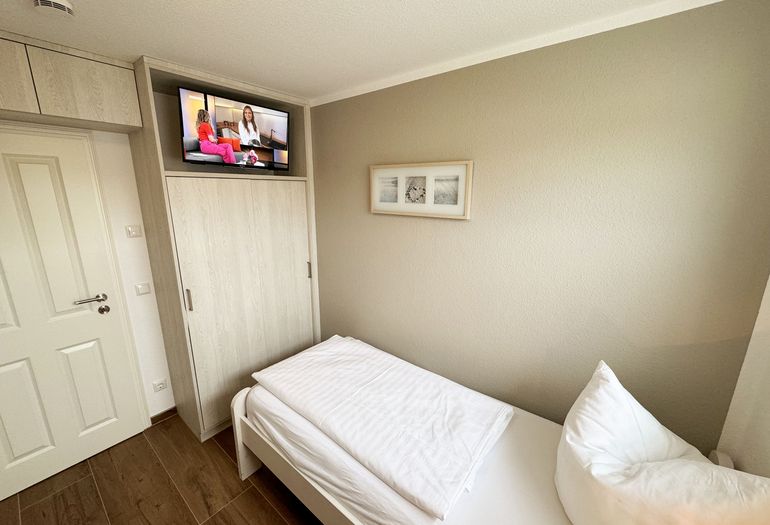 kleines Schlafzimmer mit 2 Einzelbetten