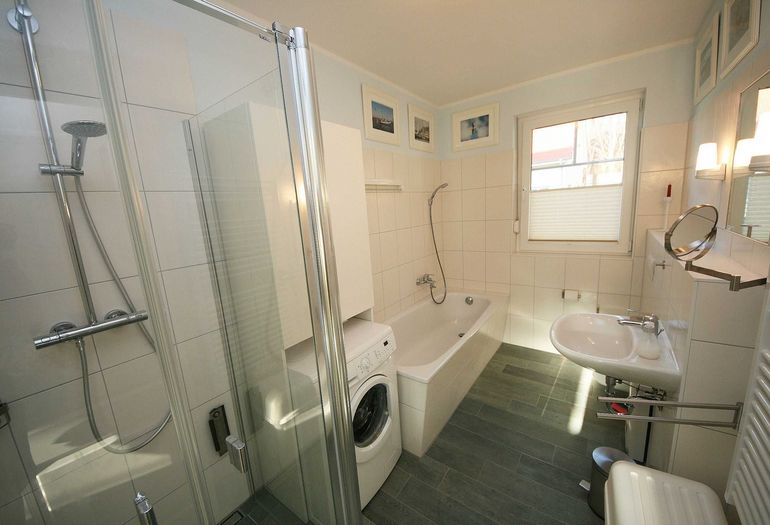 Badezimmer mit Dusche und Badewanne Badezimmer mit Dusche und Badewanne
