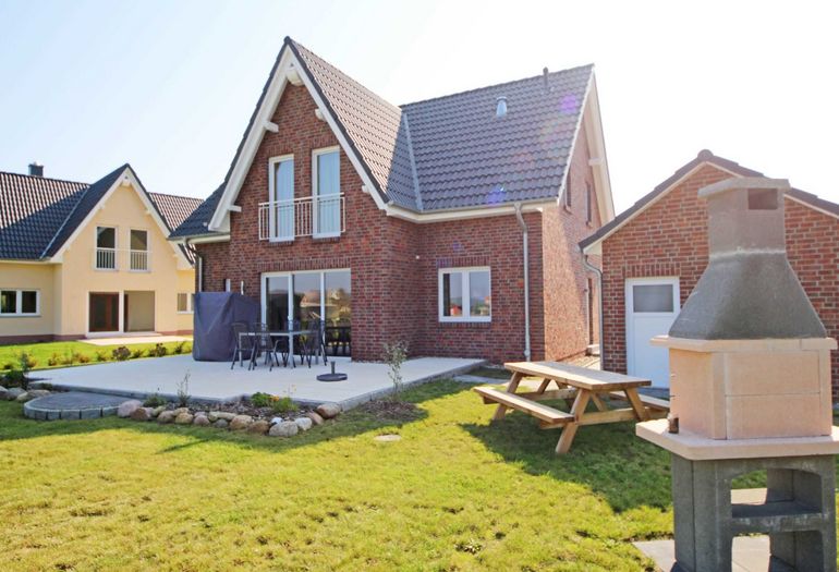 Blick vom Garten auf das Haus