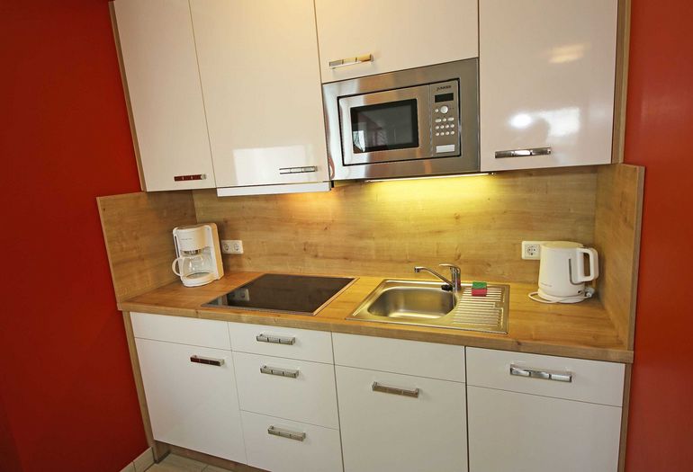 Küchenzeile mit Mikrowelle Küchenzeile mit Mikrowelle