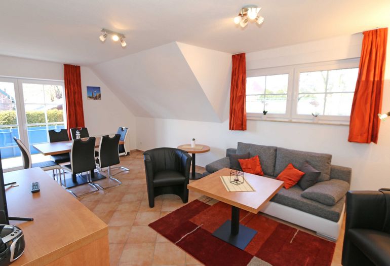 Wohnbereich mit Couch und 2 Sessel