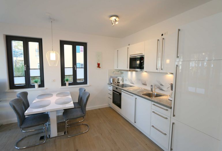 moderner Küchenbereich mit Esstisch moderner Küchenbereich mit Esstisch