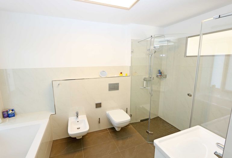 Badezimmer mit Dusche, Waschbecken und WC Badezimmer mit Dusche, Waschbecken und WC