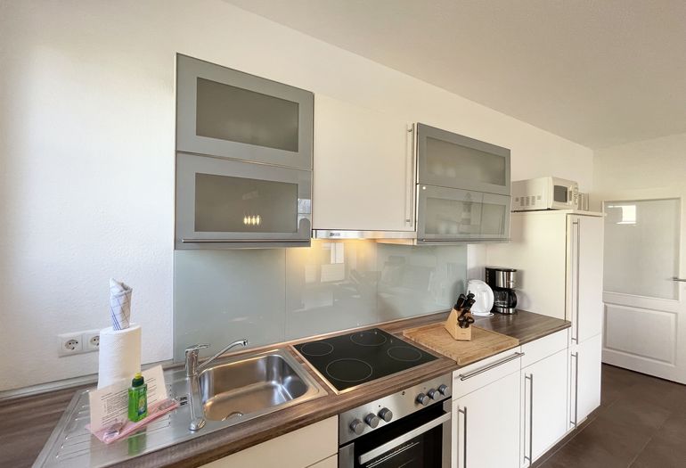 Moderne Küchenzeile mit Ceranfeld