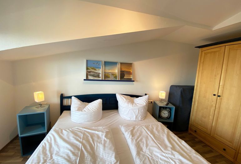 Schlafzimmer mit Kleiderschrank