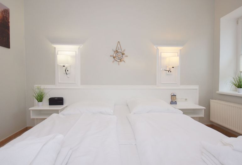 Schlafzimmer mit Kleiderschrank