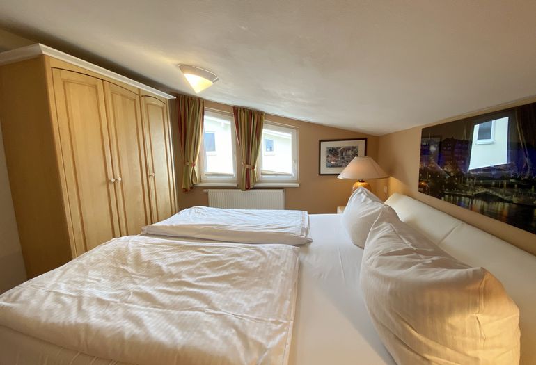 1. Schlafzimmer mit Kleiderschrank