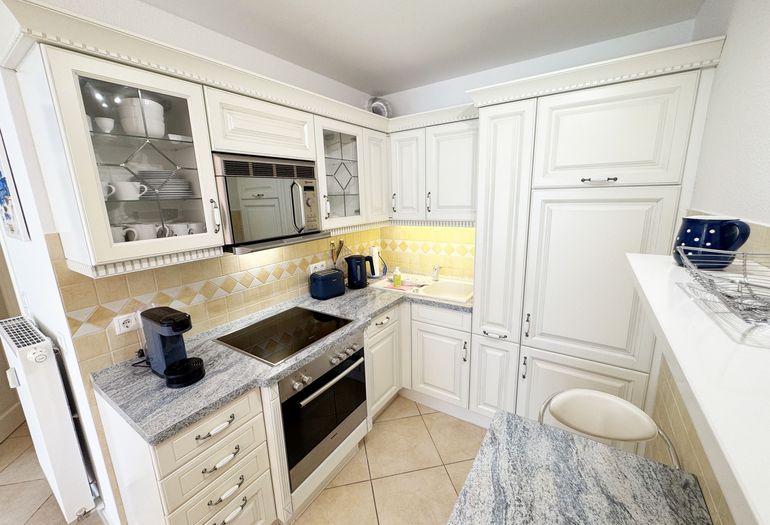 offene Wohnküchenzeile mit kleinem Essplatz