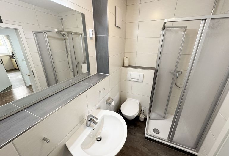 Badezimmer mit Dusche Badezimmer mit Dusche