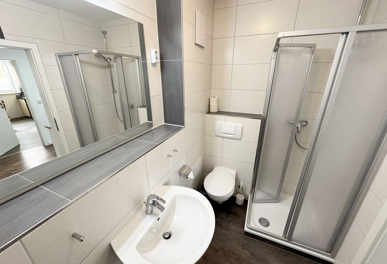Badezimmer mit Dusche