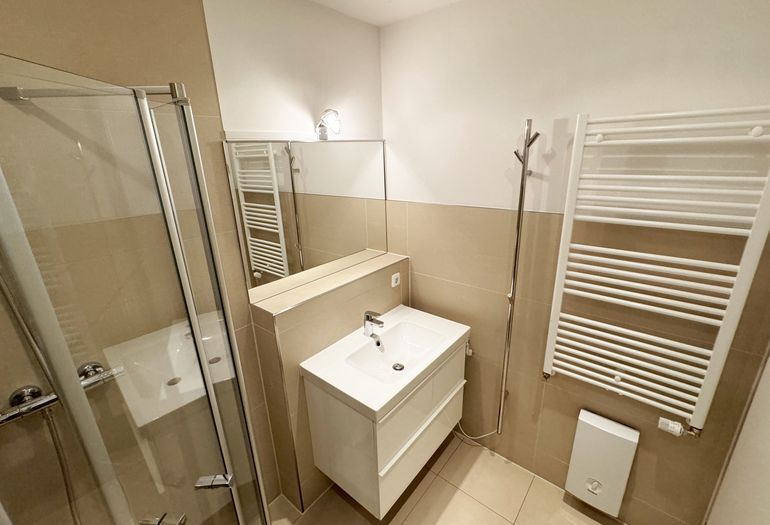 Blick in das moderne Bad