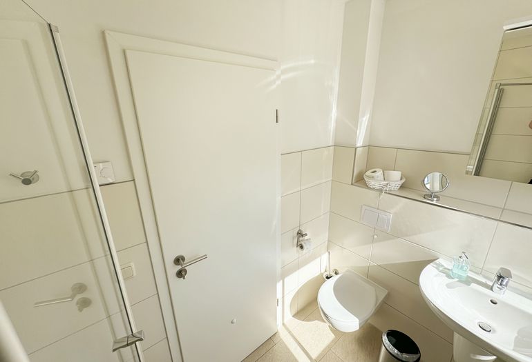 Badezimmer mit ebenerdiger Dusche