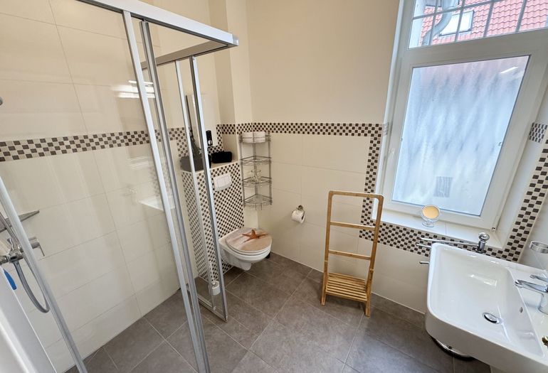 modernes Badezimmer mit Dusche ,WC und Waschbecken