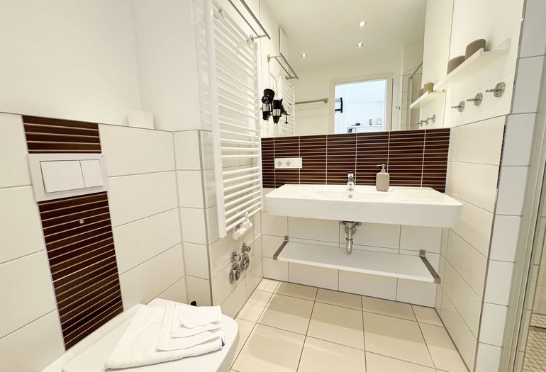 innenliegendes Badezimmer mit WC