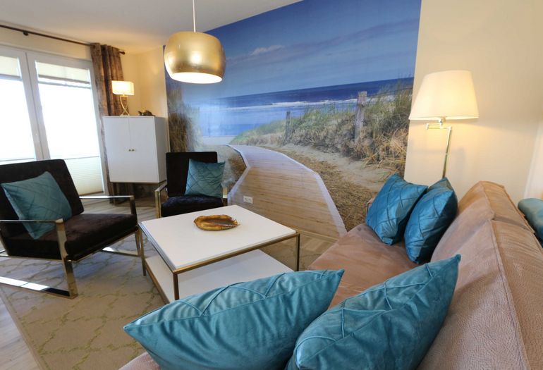 Wohnzimmer mit gemütlicher Couch