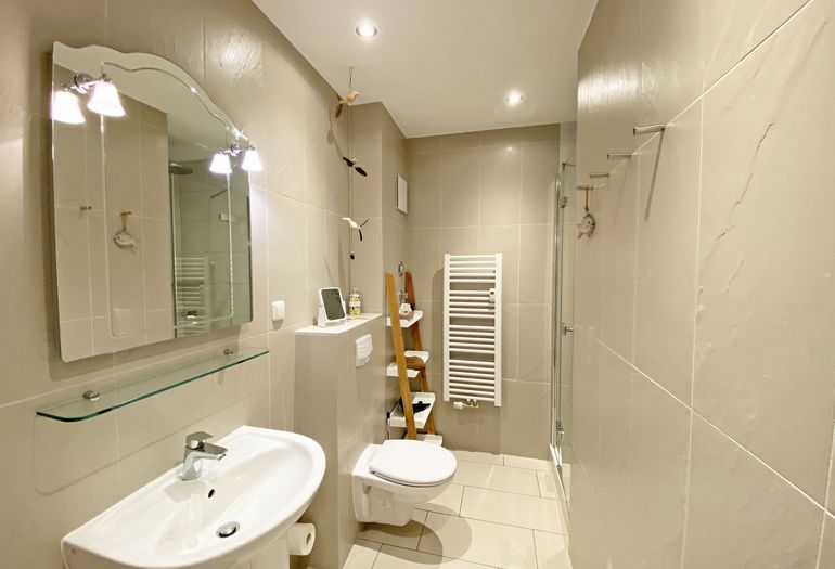 Badezimmer mit Waschbecken und WC